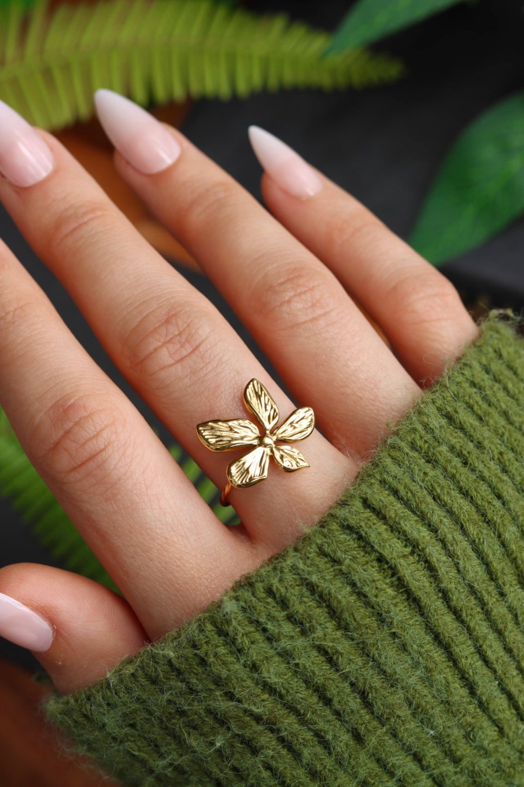 Gold flower ring