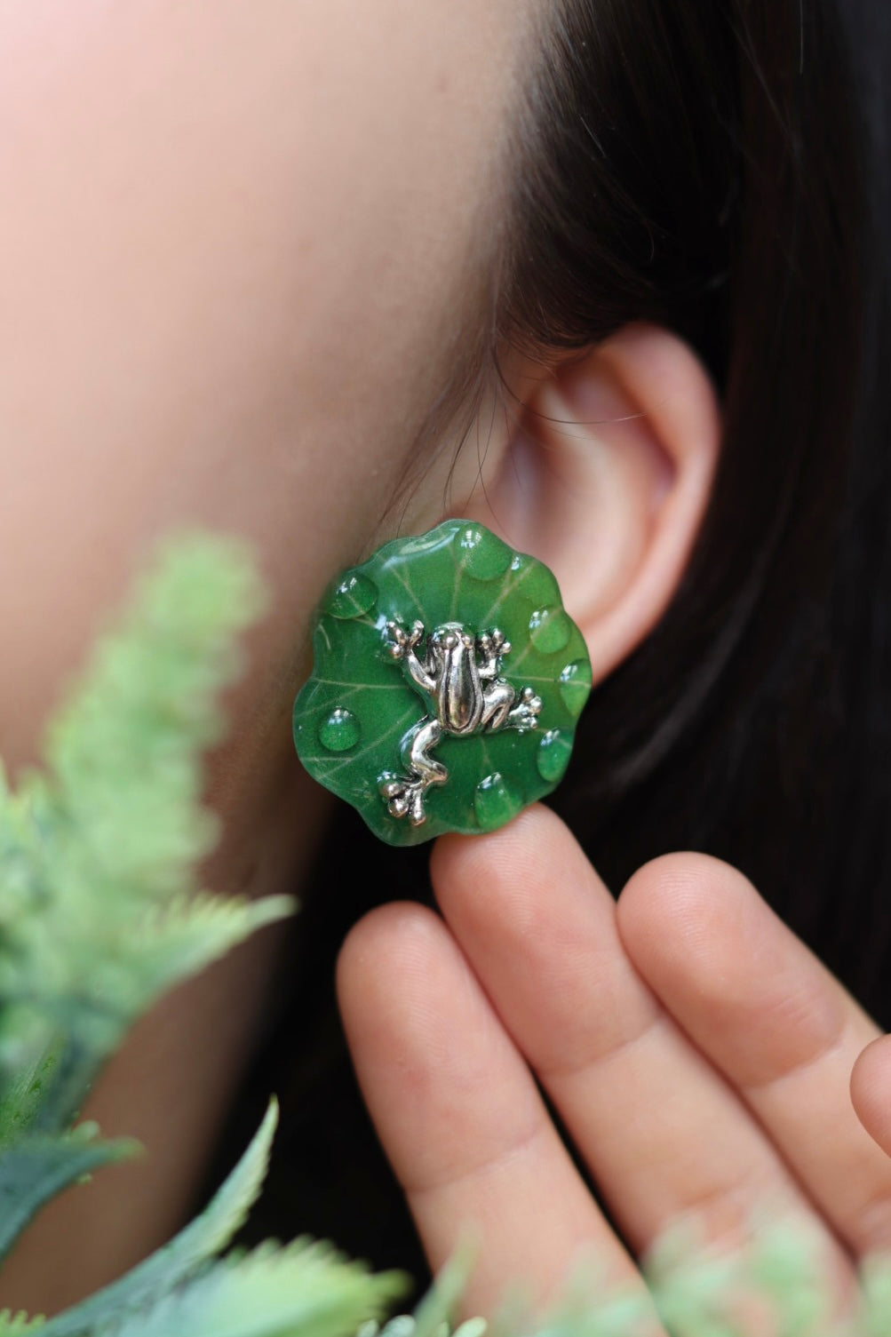 Water drop lily pad frog stud earrings